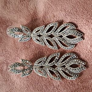 LONG DROP LEAF EARRINGS GOLD TONE WITH BLACK STONE